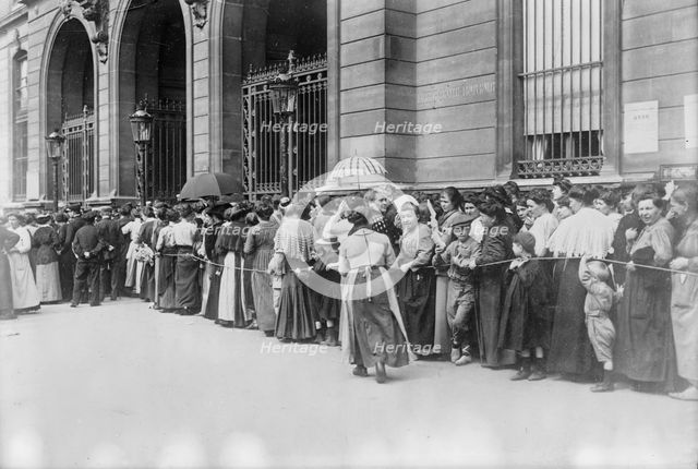 Awaiting relief, Paris, between c1914 and c1915. Creator: Bain News Service.