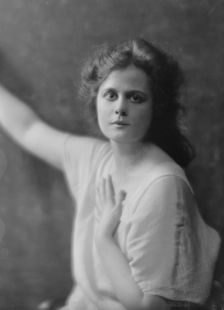 Ayers, Clio, Miss, portrait photograph, 1916 Jan. 13. Creator: Arnold Genthe