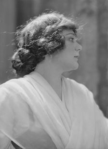Ayers, Paula, Miss, portrait photograph, 1916 Oct. 10. Creator: Arnold Genthe