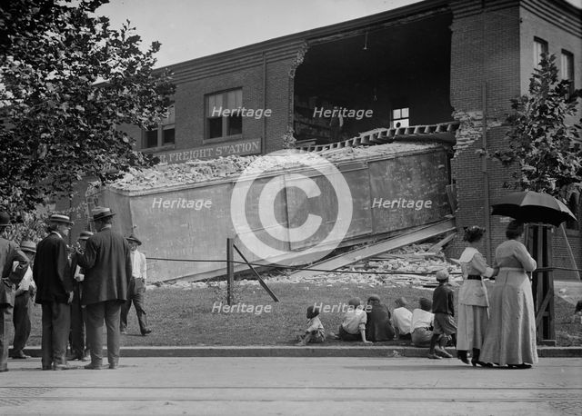 B&O RR wreck - Wash., between c1910 and c1915. Creator: Bain News Service.