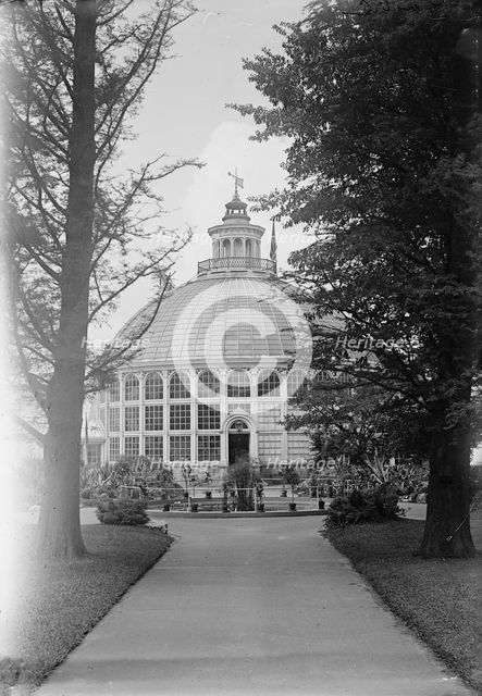 Botanical Gardens, 1917 or 1918. Creator: Harris & Ewing.