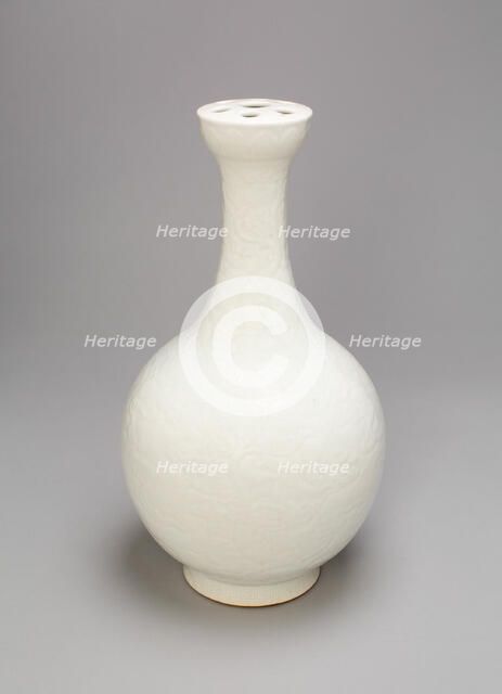 Bottle-Shaped Vase for Incense Sticks or Flowers, Ming dynasty or Qing dynasty, clate 17th/18th cent Creator: Unknown.