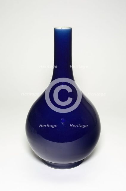Bottle-Shaped Vase, Qing dynasty (1644-1911), 18th/19th century. Creator: Unknown.