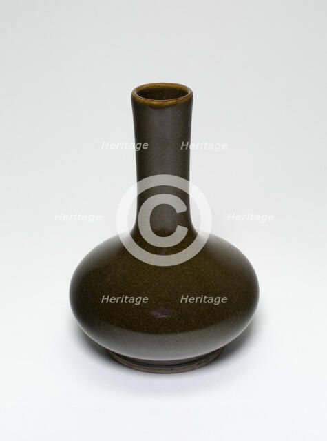 Bottle-Shaped Vase, Qing dynasty (1644-1911), c. 18th century. Creator: Unknown.