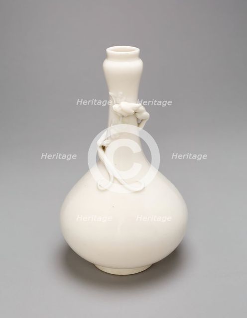 Bottle-Shaped Vase with a Lizard, Ming dynasty (1368-1644) or Qing dynasty, c. late 17th/18th centur Creator: Unknown.