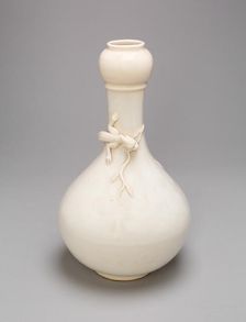 Bottle-Shaped Vase with Lizard, Ming dynasty (1368-1644) or Qing dynasty, c. late 17th/18th century. Creator: Unknown