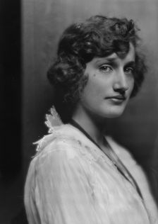 Bouvier, Edith Ewing, Miss (Mrs. J.V. Bonner), portrait photograph, ca. 1913. Creator: Arnold Genthe