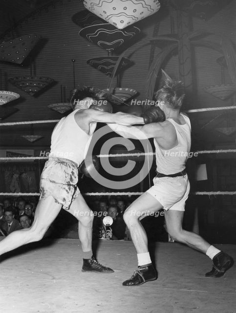 Boxing match between Knud Larsen of Denmark and Lennart Persson, representing Sweden. Artist: Unknown