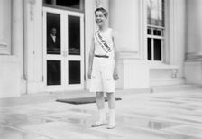Boy Scouts - Relay Race Starting At White House, Fred Reed, 1913. Creator: Harris & Ewing