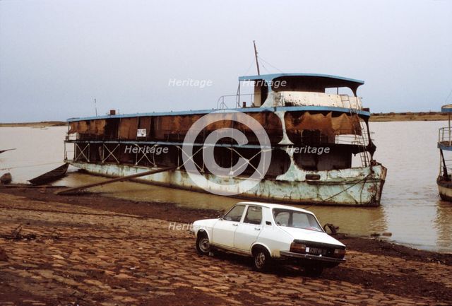 Boat on the Niger river, Mopti, Mali, 1990.  Creator: Amanda Waite.