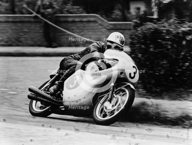 Bob McIntyre on a Honda, racing in the Isle of Man Junior TT, 1961. Artist: Unknown
