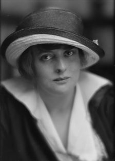 Boland, Mary, Miss, portrait photograph, 1914 June 5. Creator: Arnold Genthe