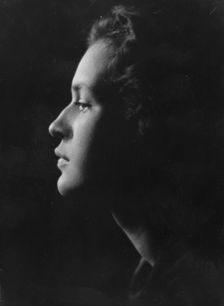 Bomar, W.P., Mrs., portrait photograph, 1915. Creator: Arnold Genthe
