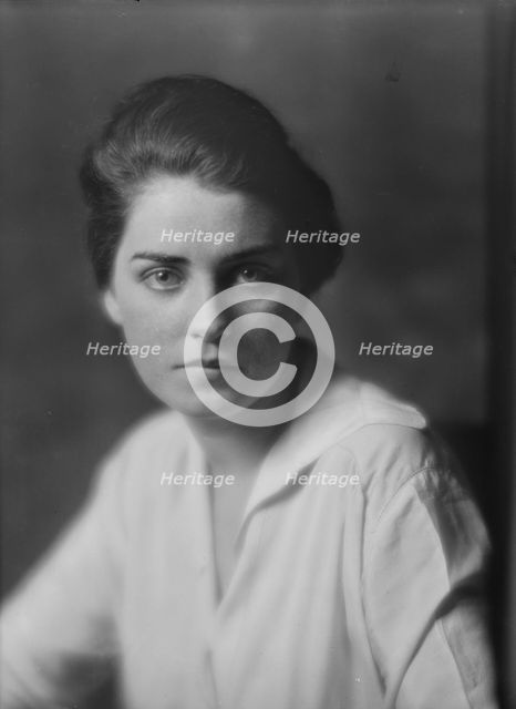 Bonita, Miss, portrait photograph, 1915 June 4. Creator: Arnold Genthe.