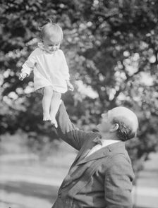 Borglum, Gutzon, Mr., and child, outdoors, 1917 Aug. 18. Creator: Arnold Genthe