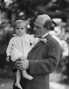 Borglum, Gutzon, Mr., and child, outdoors, 1917 Aug. 18. Creator: Arnold Genthe
