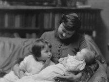 Bates, Blanche, Miss (Mrs. George Creel), and children, portrait photograph, 1916 Jan. 8. Creator: Arnold Genthe
