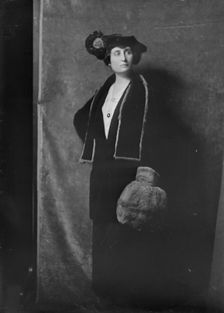 Bauman, E.F., Mrs., portrait photograph, not before 1916. Creator: Arnold Genthe