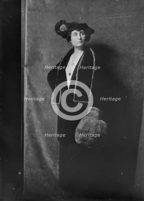 Bauman, E.F., Mrs., portrait photograph, not before 1916. Creator: Arnold Genthe.