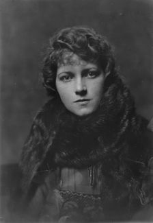 Bay, J.H., Mrs., portrait photograph, 1917 Sept. 8. Creator: Arnold Genthe