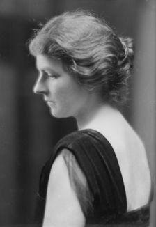 Babcock, O.E., Mrs., portrait photograph, 1915. Creator: Arnold Genthe