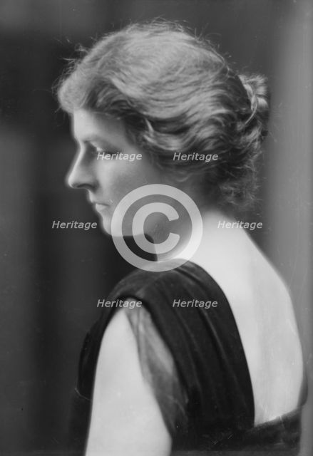 Babcock, O.E., Mrs., portrait photograph, 1915. Creator: Arnold Genthe.