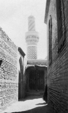 Backstreet and old mosque, Baghdad, Iraq, 1917-1919