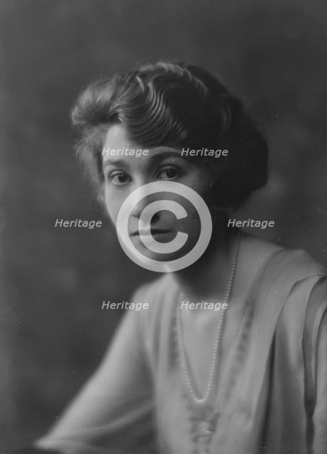 Bainter, Fay, Miss, portrait photograph, 1916. Creator: Arnold Genthe.