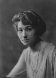 Bainter, Fay, Miss, portrait photograph, 1916. Creator: Arnold Genthe