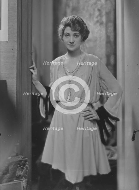 Bainter, Fay, Miss, portrait photograph, 1916. Creator: Arnold Genthe.