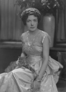 Ballard, Bernice, Mrs., with Buzzer the cat, portrait photograph, 1916 May 19. Creator: Arnold Genthe