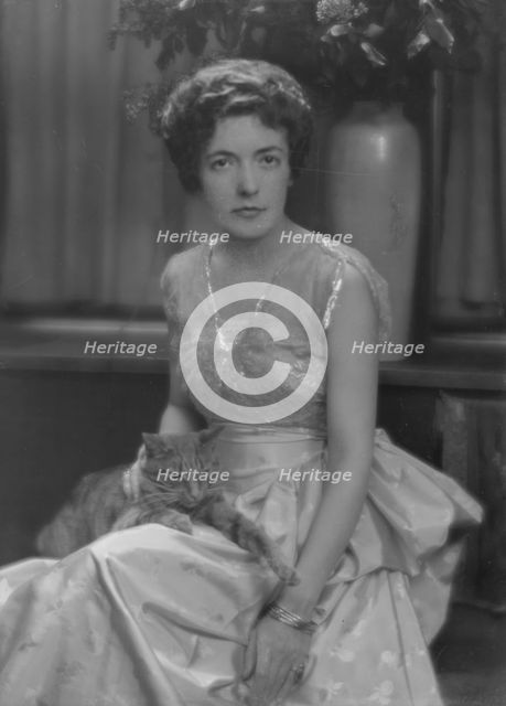 Ballard, Bernice, Mrs., with Buzzer the cat, portrait photograph, 1916 May 19. Creator: Arnold Genthe.