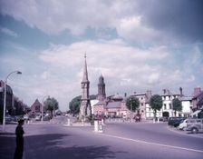 Banbury Cross and church, Banbury, Oxfordshire, c1955. Creator: Arthur Charles Kirby Ware