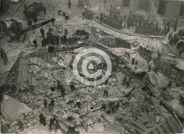 Bank Tube station, 11th January 1941. Artist: Unknown