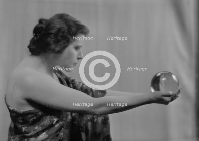 Bara, Theda, Miss, portrait photograph, 1916 Nov. 11. Creator: Arnold Genthe.