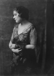 Bara, Theda, Miss, portrait photograph, 1916 Nov. 11. Creator: Arnold Genthe
