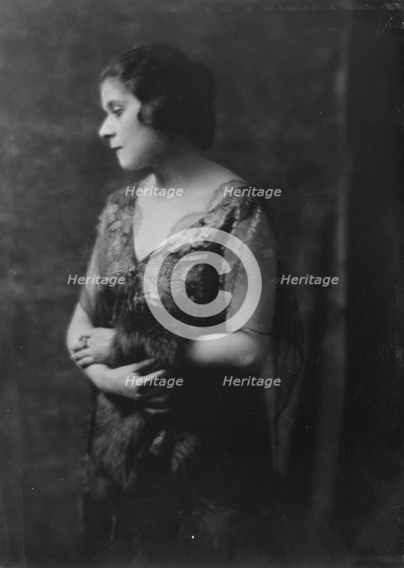 Bara, Theda, Miss, portrait photograph, 1916 Nov. 11. Creator: Arnold Genthe.