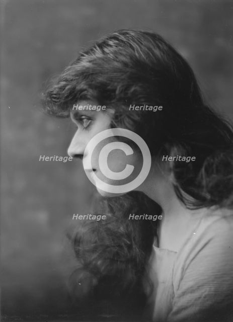 Bara, Theda, Miss, portrait photograph, 1916 Nov. 11. Creator: Arnold Genthe.