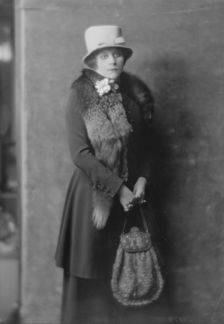 Bara, Theda, Miss, portrait photograph, 1916 Nov. 11. Creator: Arnold Genthe