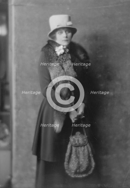 Bara, Theda, Miss, portrait photograph, 1916 Nov. 11. Creator: Arnold Genthe.