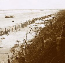 Barbed wire barriers on the beach, Nieuwpoort-Bad, Flanders, Belgium, c1914-c1918