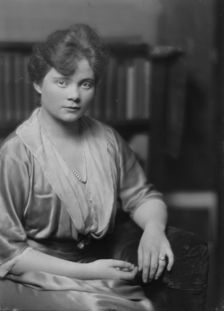 Barker, Kathryn, Miss, portrait photograph, 1914 Dec. 4. Creator: Arnold Genthe