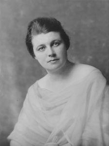Barkhausen, Mrs., portrait photograph, not before 1916. Creator: Arnold Genthe