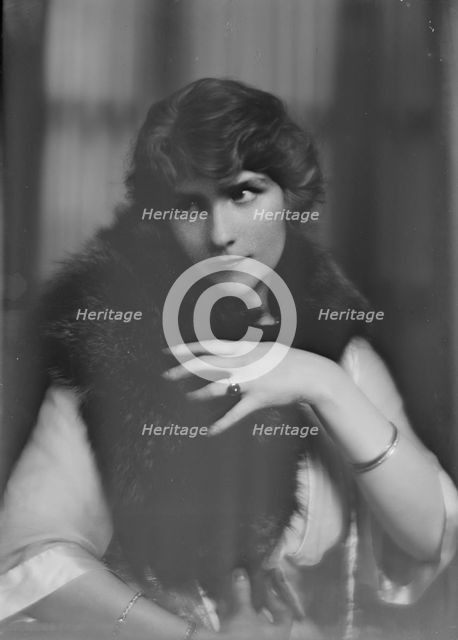 Barklay, D., Mrs., portrait photograph, 1915 July 14. Creator: Arnold Genthe.