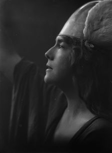 Baron, C., Mrs., portrait photograph, 1914 Dec. 14. Creator: Arnold Genthe