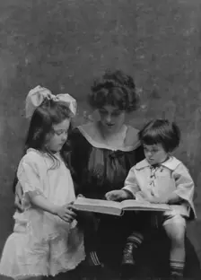 Baronda, Mrs., and children, portrait photograph, 1917 July 5. Creator: Arnold Genthe