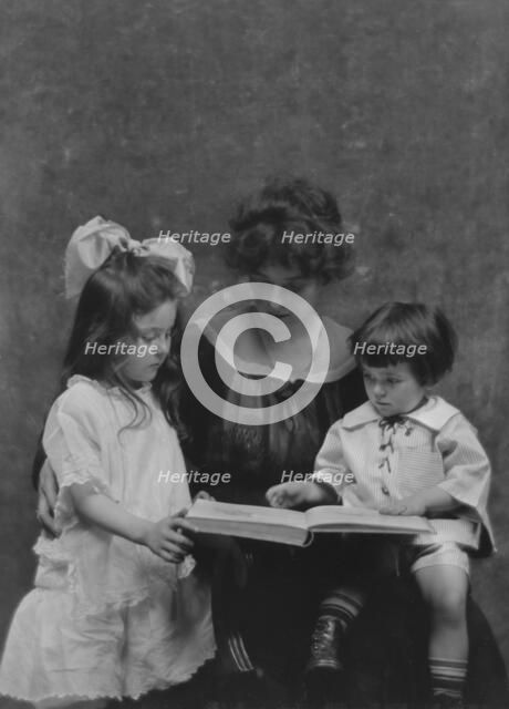 Baronda, Mrs., and children, portrait photograph, 1917 July 5. Creator: Arnold Genthe.
