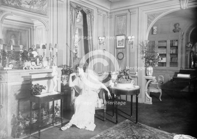 Baroness de Guestre [in home], between c1910 and c1915. Creator: Bain News Service.