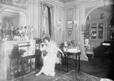 Baroness de Guestre [in home], between c1910 and c1915. Creator: Bain News Service