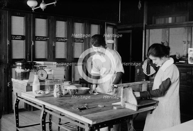[Barnard Canteen], 1918 or 1919. Creator: Bain News Service.